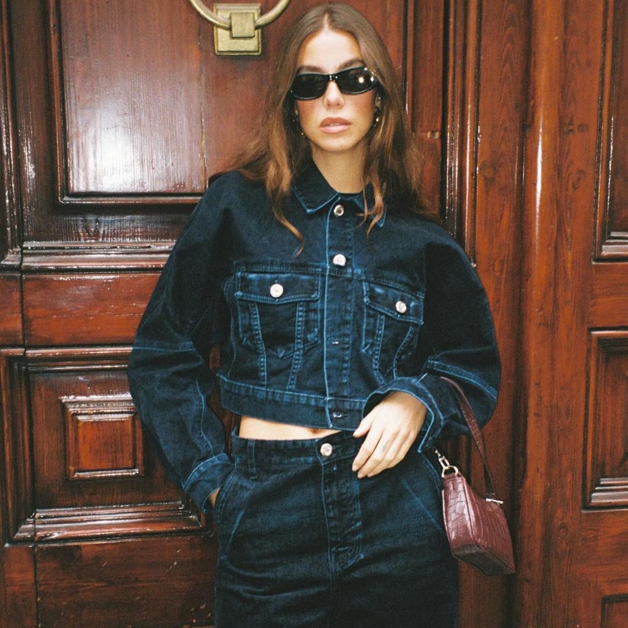 Influencer con look tendencia de Bershka