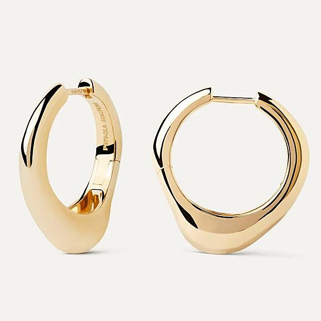 Imagen principal - Aros Riba de PdPaola (109€)/ Pulsera ancha con baño de oro 18kt sobre plata nenúfar de Tous (229€)/ Collar ajustable dorado Symi de Majorica (74,50€)