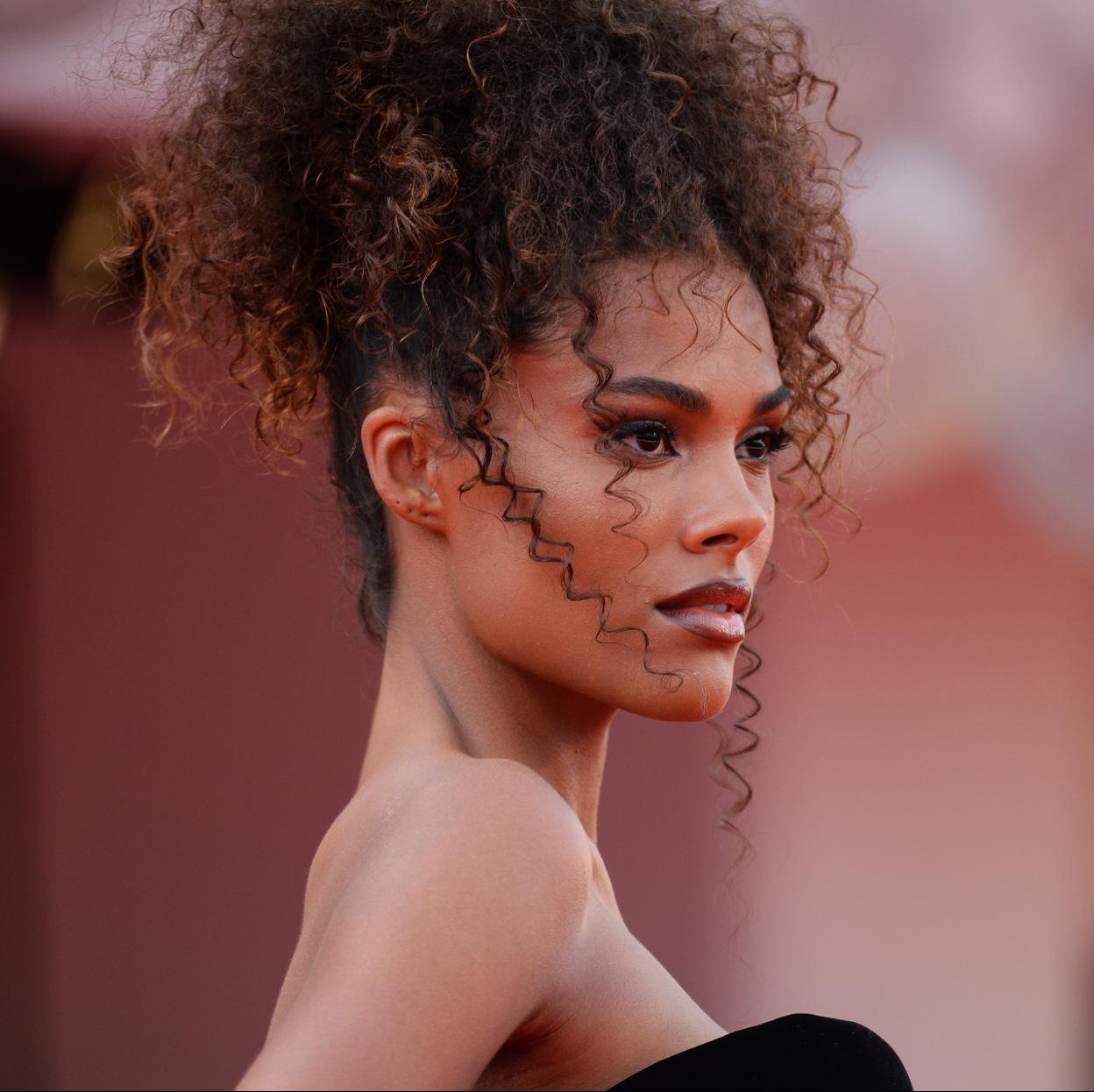 La modelo Tina Kunakey con coleta alta y rizos