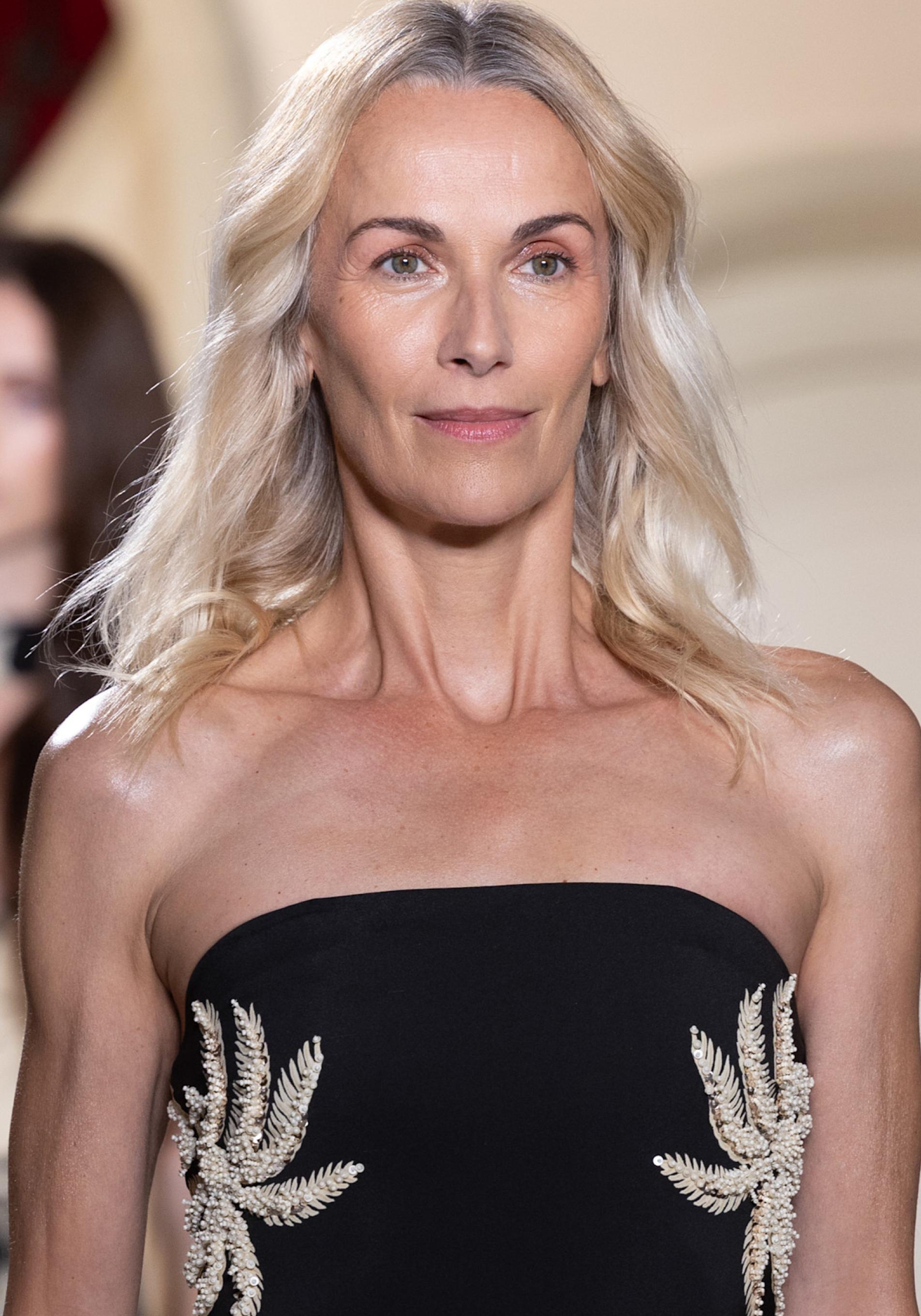 Mujer con sombras de ojos