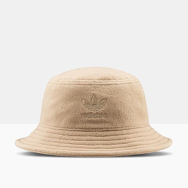Sombrero de pescador en color beige de Adidas.