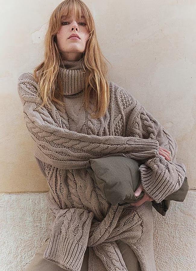 Imagen - Jersey oversize trenzado de cuello alto en tono topo