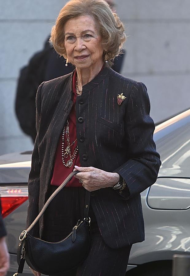 Imagen - El bolso negro de la reina Sofía es de Coach. / GTRES