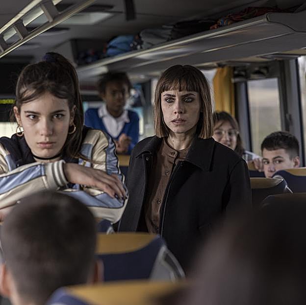 A la derecha, Aura Garrido en una imagen de Invisible.