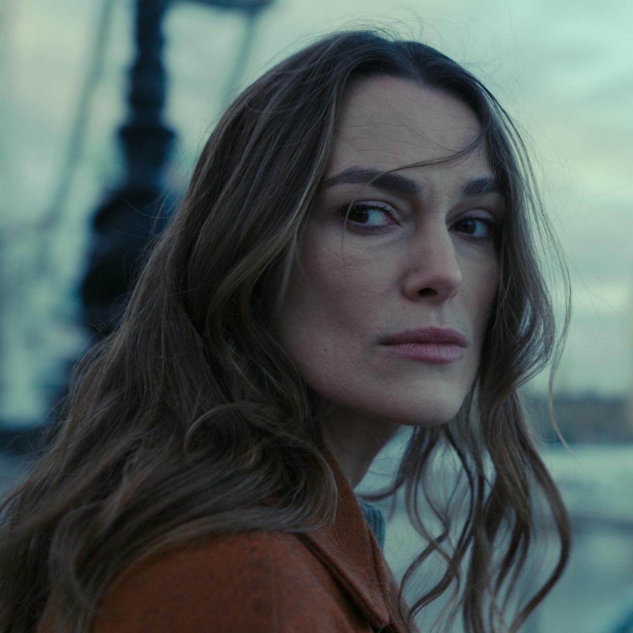 Keira Knightley en una imagen de uno de los estrenos de series más interesantes del mes de dicembre: Palomas negras. 