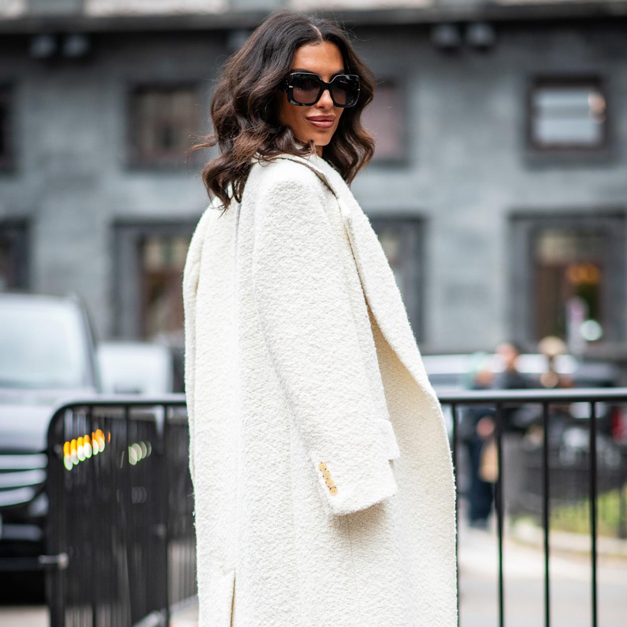 Abrigos blancos o crema rebajados que darán un aire renovado a tus looks