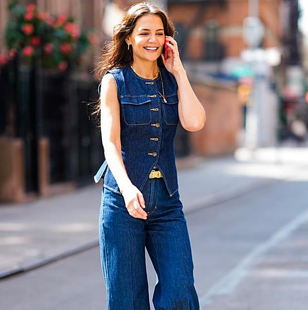 Imagen principal - En orden, KAtie Holmes, Emily Sindlev y Elsa Hosk ataviadas con estilismos denim on denim o canadian tuxedo.