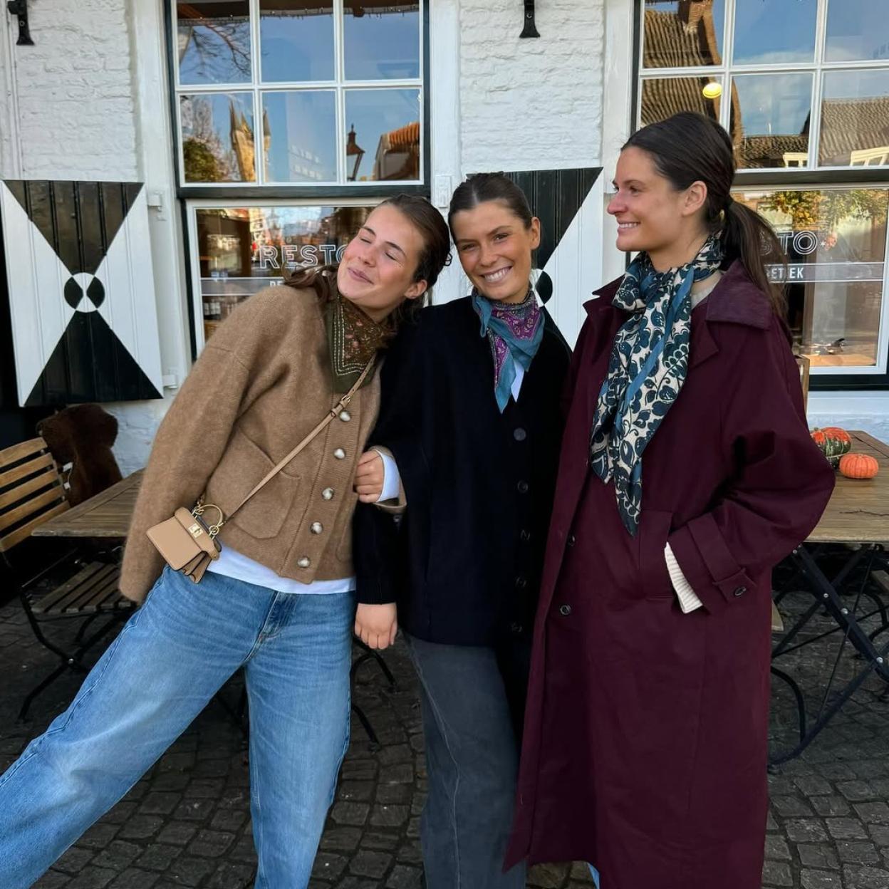 Tres amigas con bandanas al cuello.