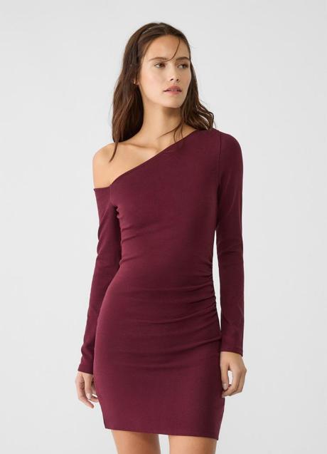 Imagen - Vestido burdeos de Stradivarius (17,99 euros)