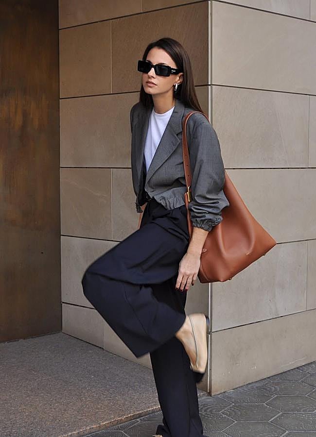 Imagen - Influencer con bolso de hombro tipo saca/@ZINAFASHIONVIBE