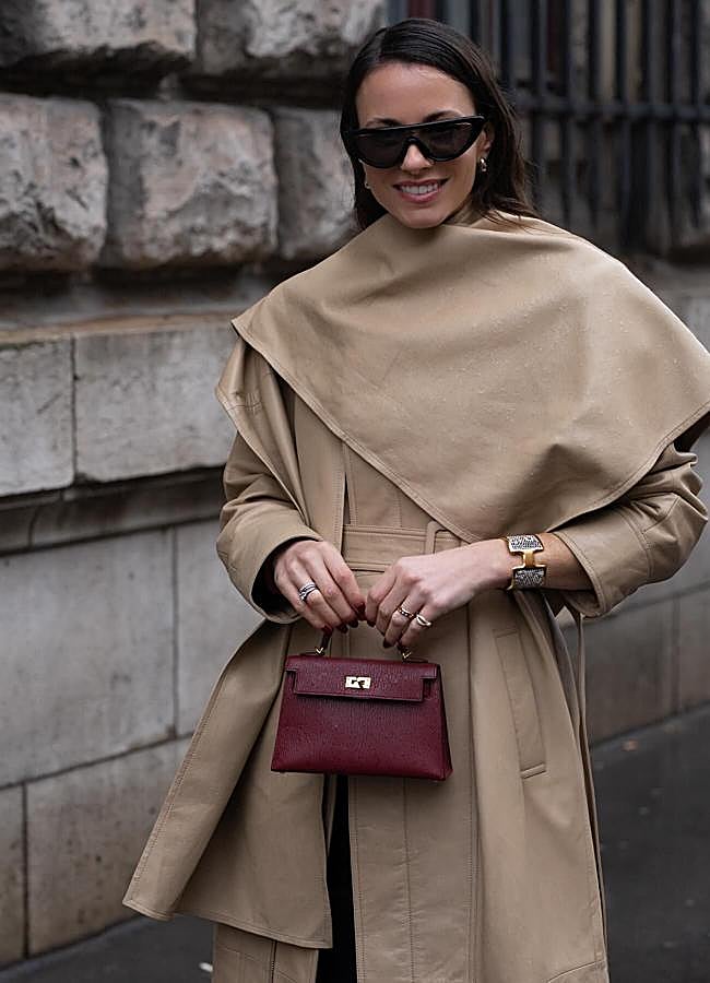 Imagen - Influencer con bolso burdeos/@ZINAFASHIONVIBE