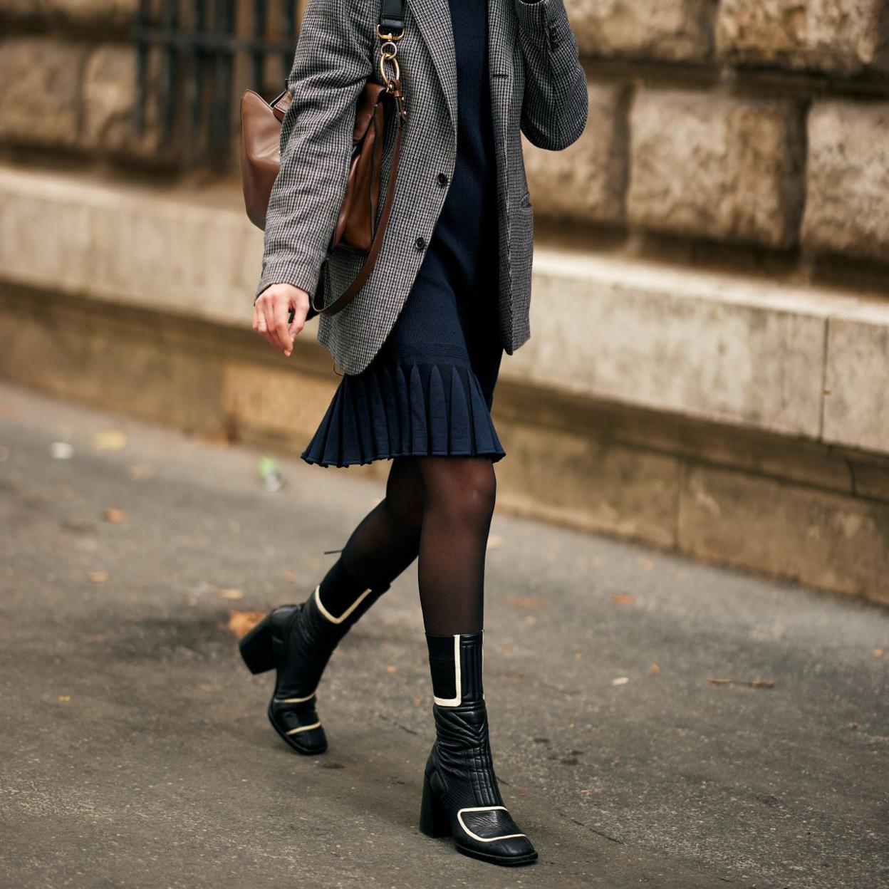 Un look de street style con botines negros.