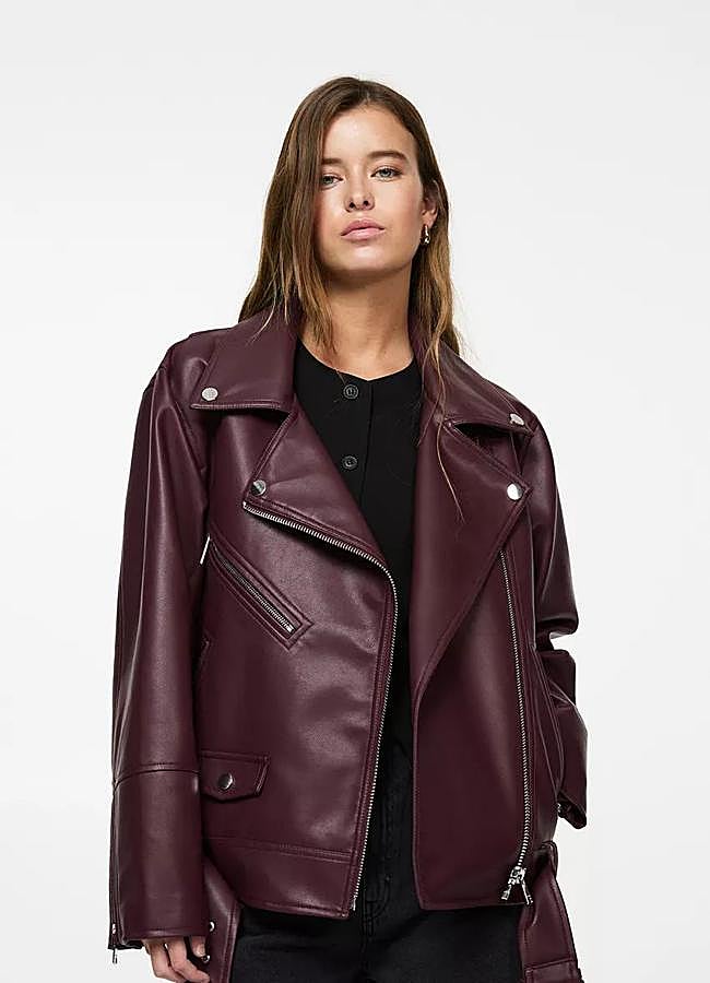 Imagen - Chaqueta burdeos tipo biker en efecto piel