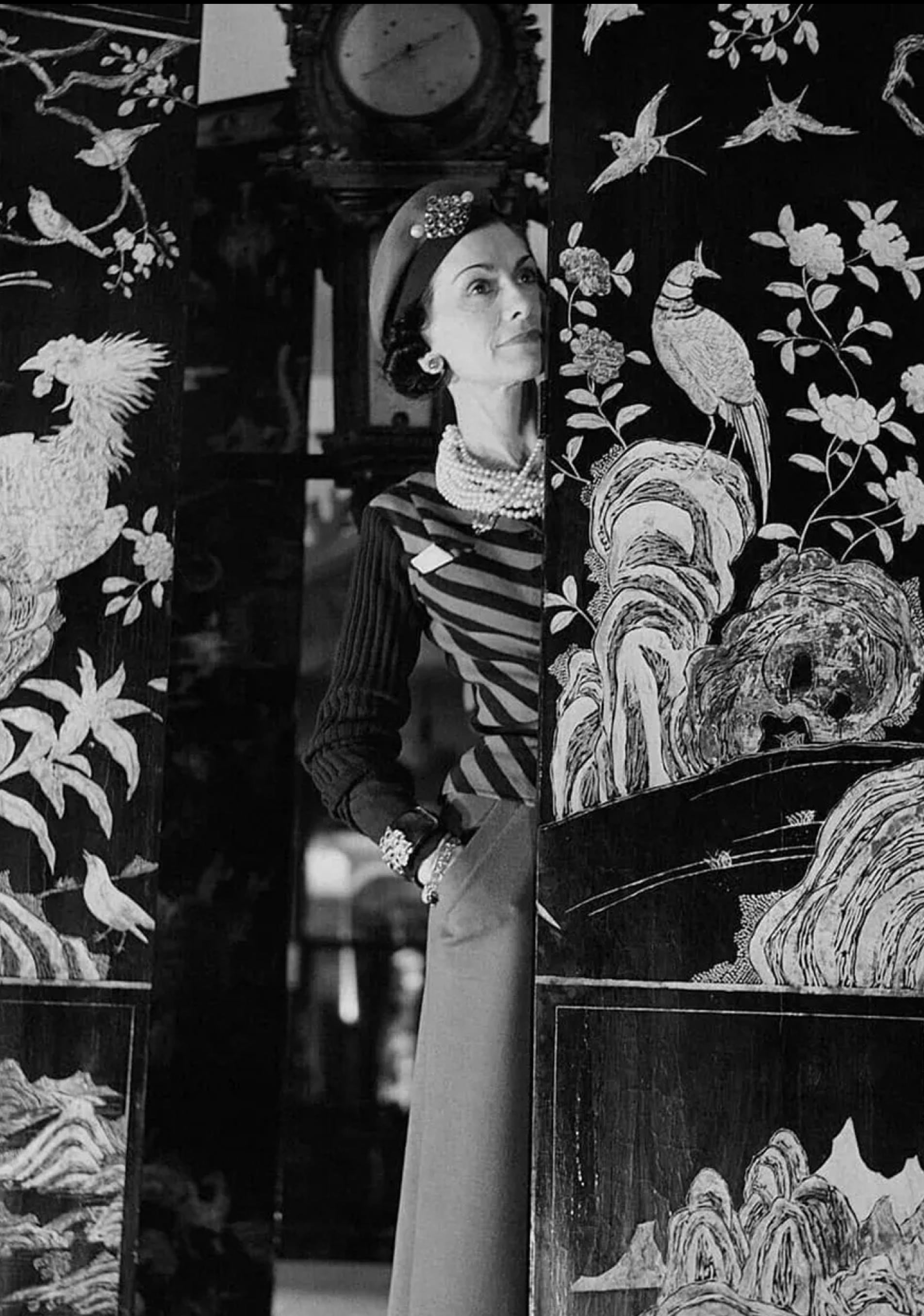 Coco Chanel con uno de sus biombo Coromandel.