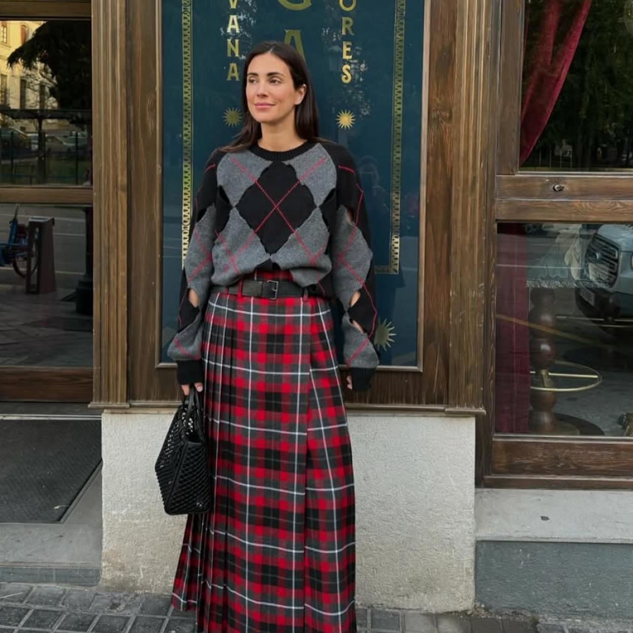 Sassa de Osma con falda de cuadros.