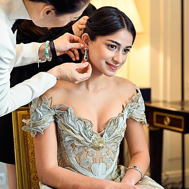 Imagen principal - Detalle de algunas de las joyas vistas en el Baile de Debutantes. 