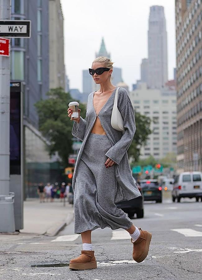 Imagen - Elsa Hosk con conjunto de punto y botas UGG/@hoskelsa