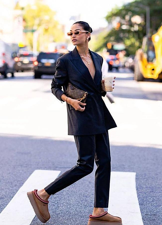 Imagen - Shanina Shaik con traje clásico y botas uGG/@shaninamshaik
