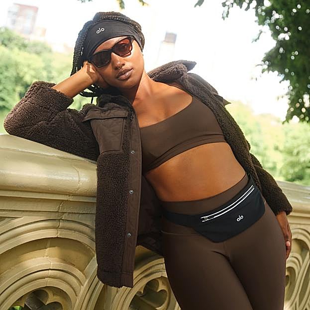 Mujer haciendo ejercicio en la ciudad. 