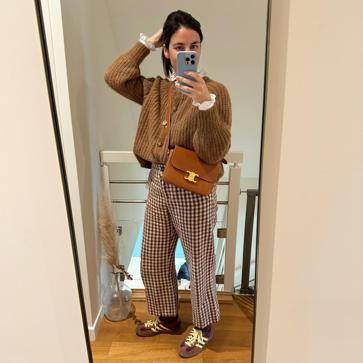 Imagen secundaria 1 - Las influencers posan en Instagram con los pantalones de Sézane.