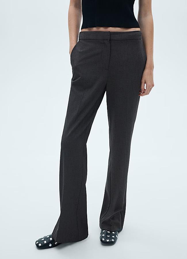 Imagen - Pantalón de traje en color gris de Mango.