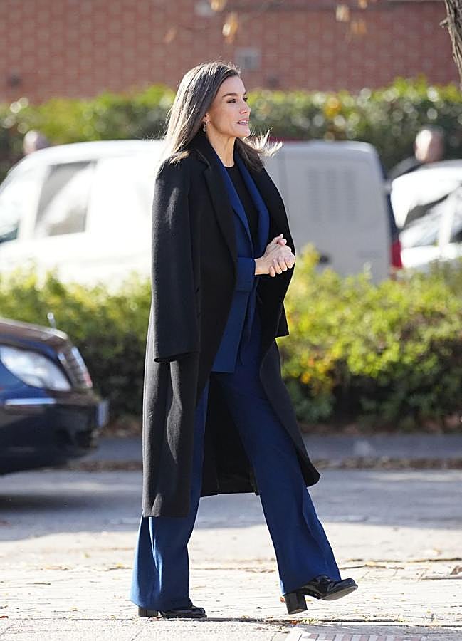 Imagen - La reina Letizia con un abrigo negro. / LIMITED PICTURES