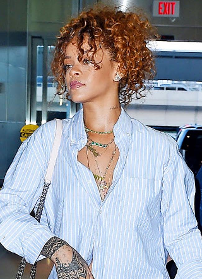 Imagen - Rihanna peinada con una coleta tipo piña (GTRES)