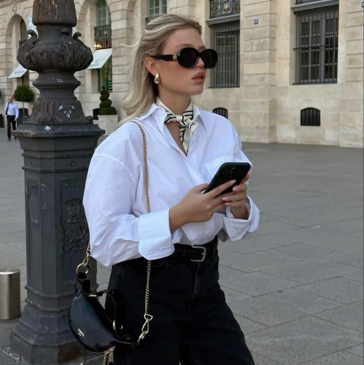 Influencer francesa con look de camisa