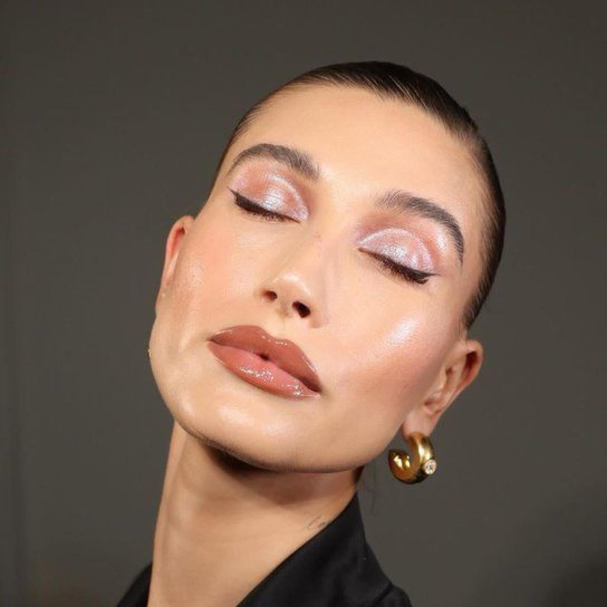 Hailey Bieber con glazed donut skin