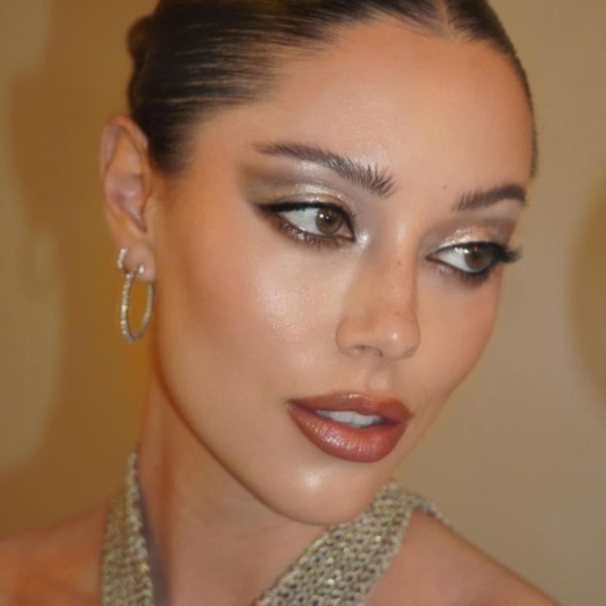 Influencer con iluminador en maquillaje de fiesta