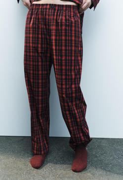 Imagen secundaria 2 - Conjunto pijama con estampado de cuadros de Zara.