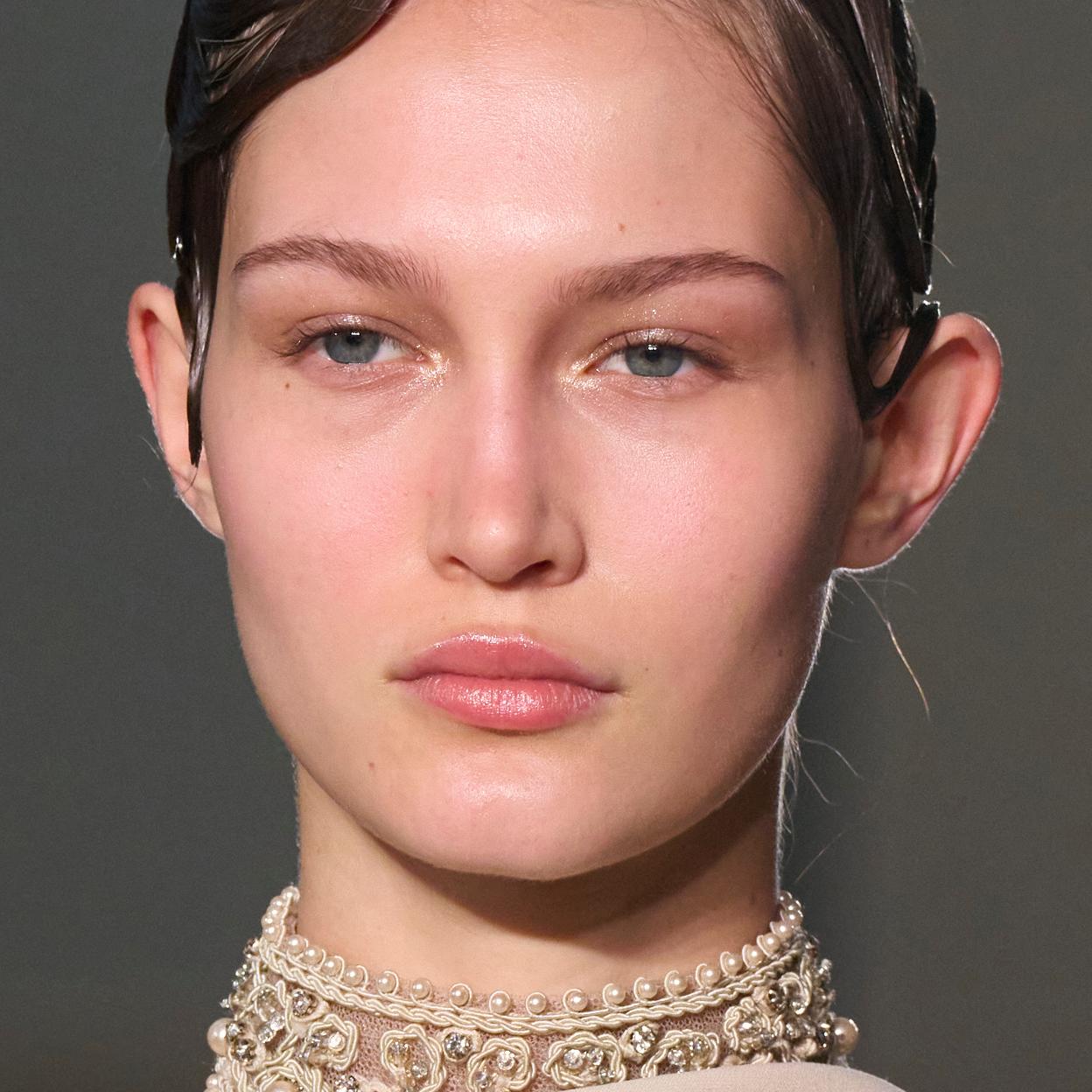 Modelo con sombra de ojos con brillo