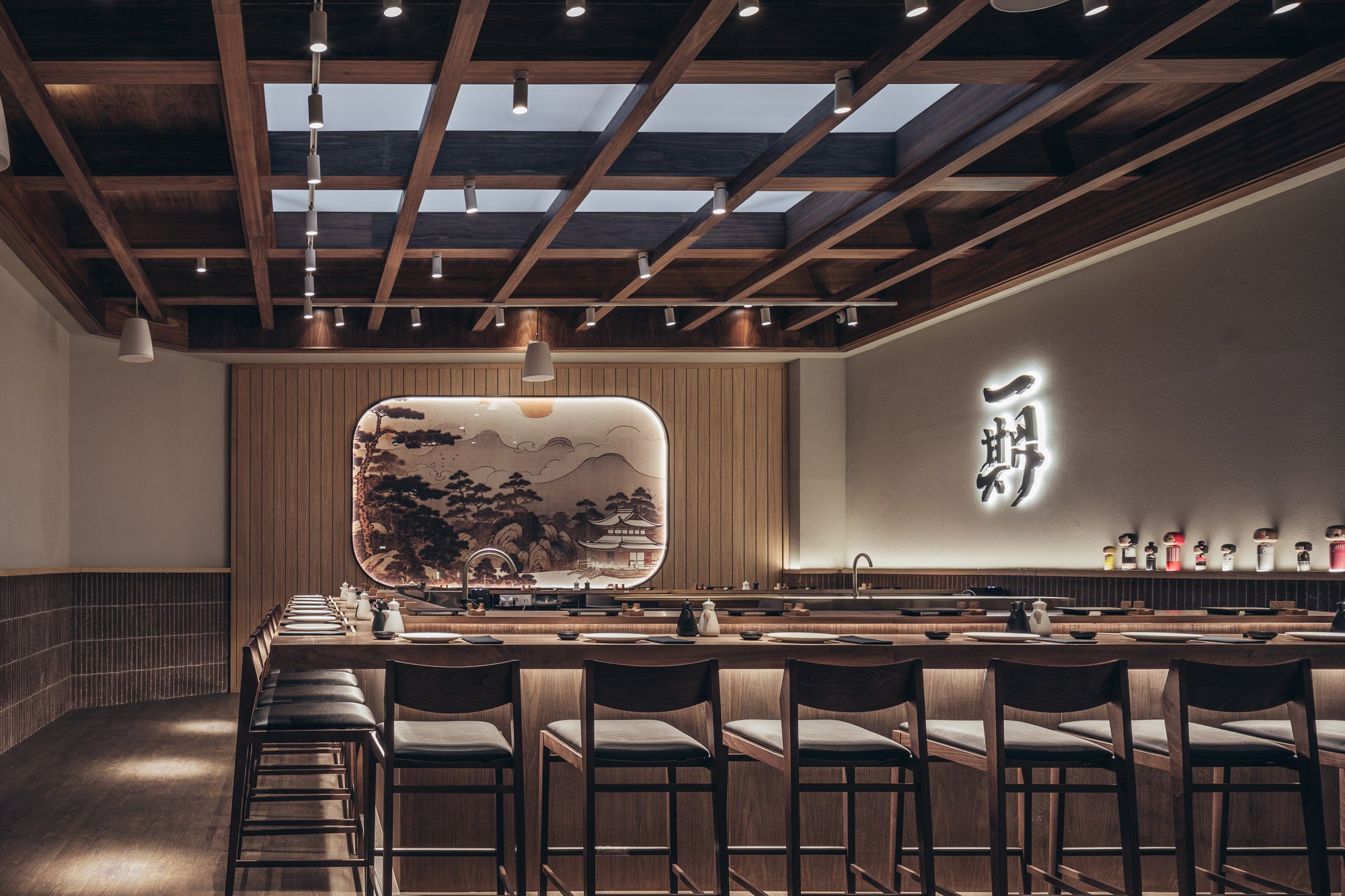 La barra de Ichikani, uno de los nuevos locales de moda del madrileó barrio de Salamanca, ideal para disfrutarla en este puente de diciembre.