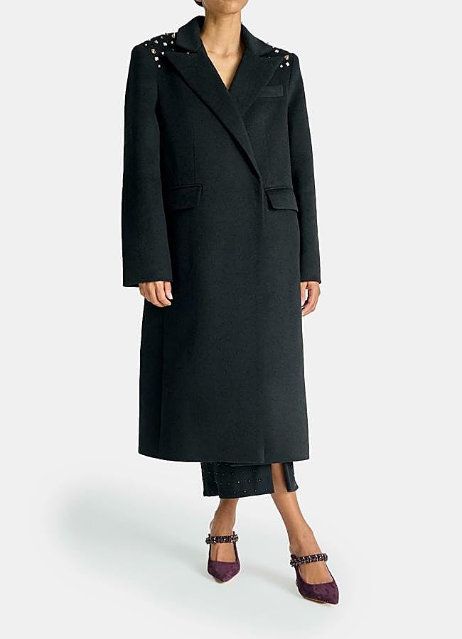 Imagen - Abrigo negro con solapas con tachuelas de Alma en Pena, 390 euros.