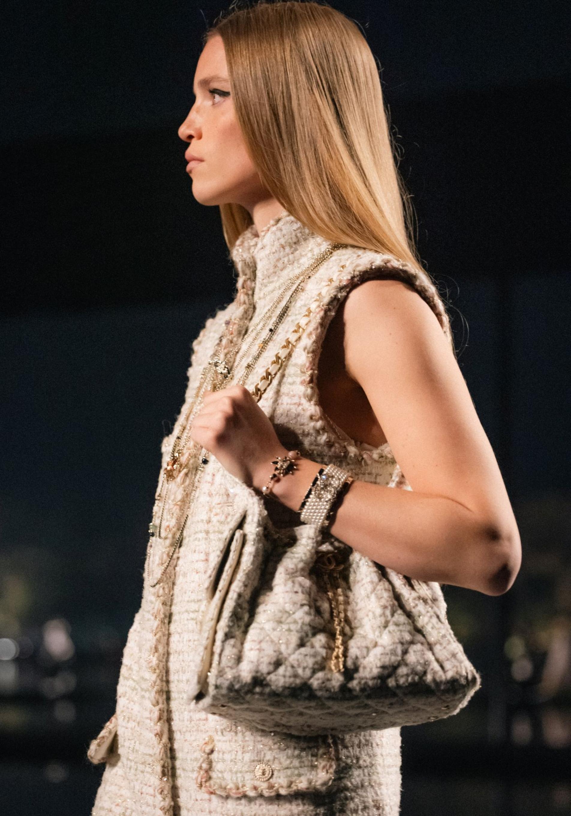 Look del último desfile Métiers d'art de Chanel.