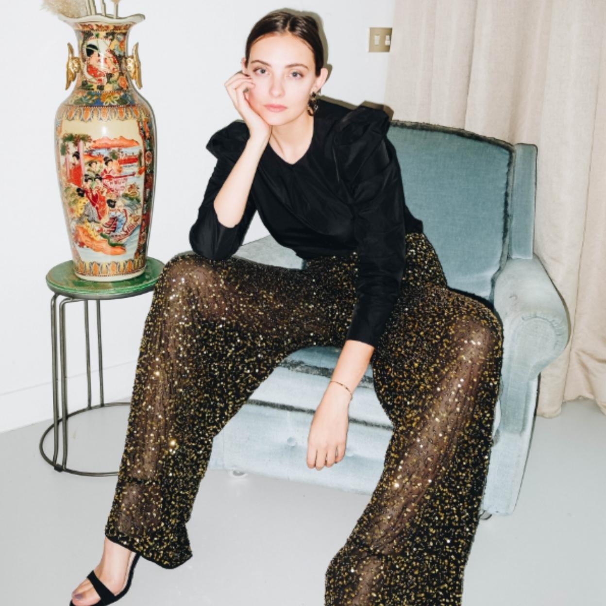 Look con pantalones de lentejuelas