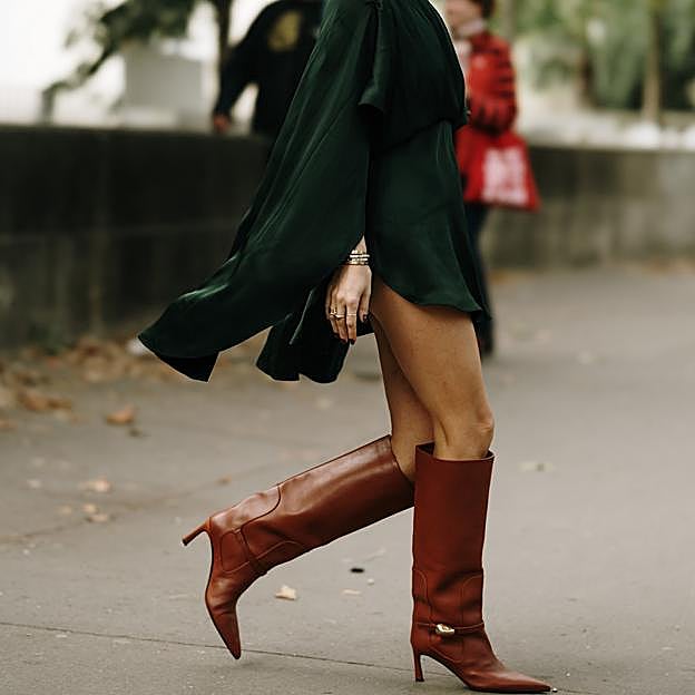 Botas de caña alta y tacón bajito que quedan genial con tus vestidos de Nochebuena