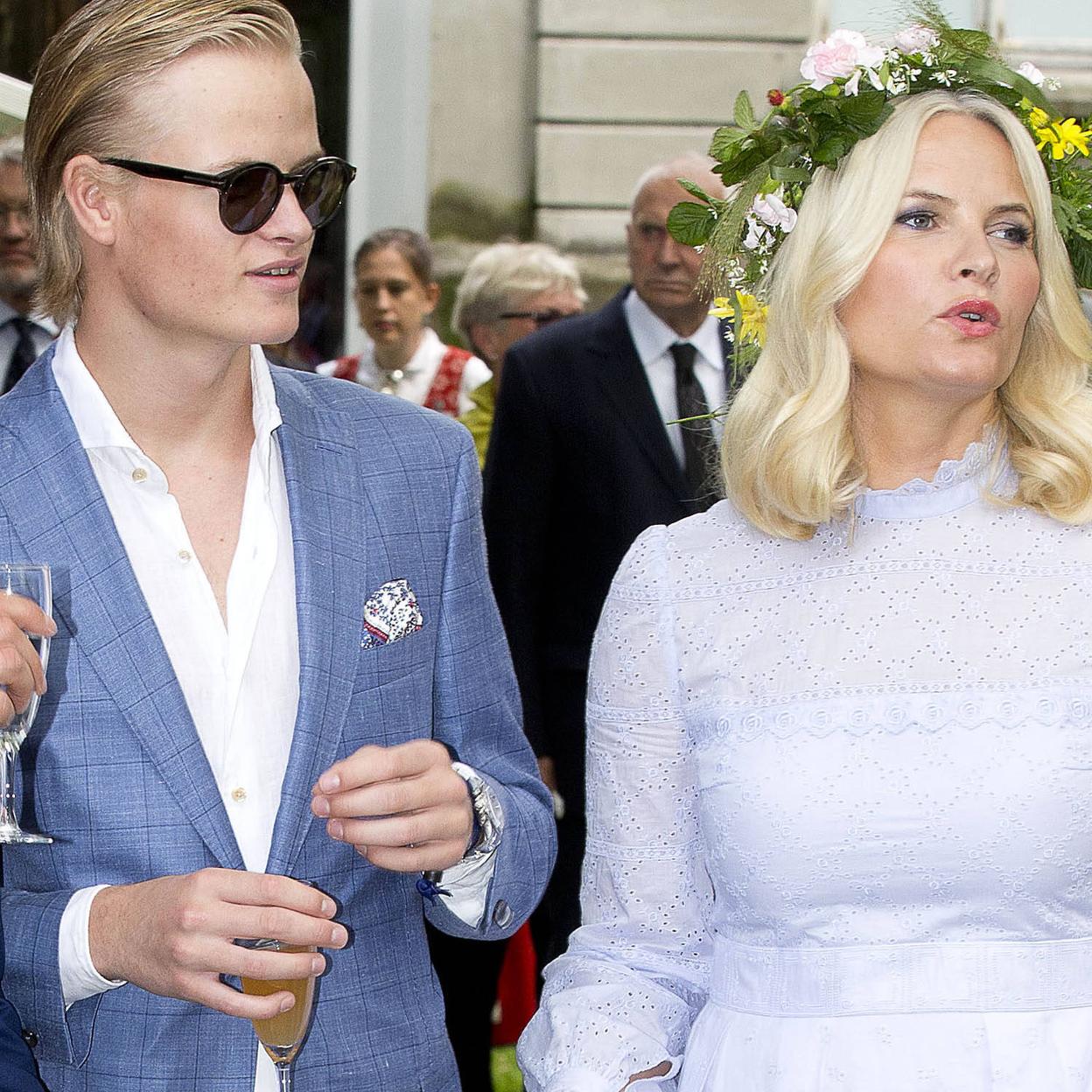 Marius Borg, junto a su madre, la princesa Mette-Marit de Noruega. 