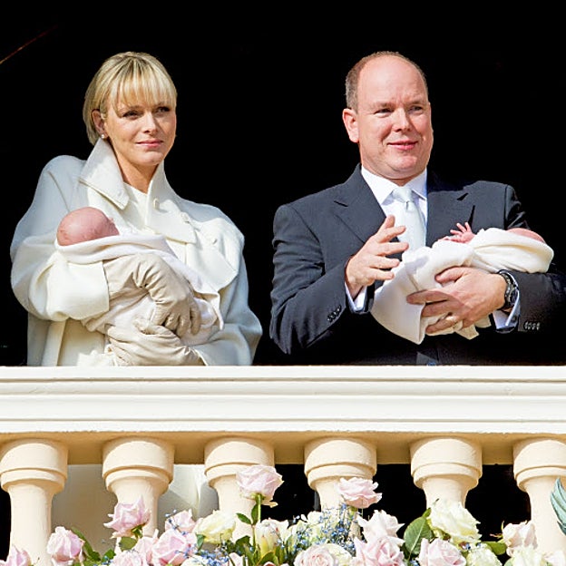 Los príncipes de Mónaco, presentando a sus gemelos al pueblo. 