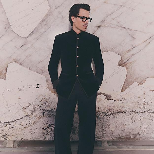 Juan Avellaneda con gafas de su colección para Mó de Multiópticas.