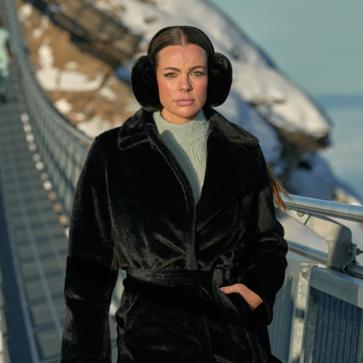 Imagen secundaria 1 - Las modelos han desfilado a 3.000 metros de altura con la nueva colección de GUESS.