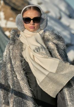 Imagen secundaria 2 - Las modelos han desfilado a 3.000 metros de altura con la nueva colección de GUESS.