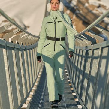 Imagen secundaria 1 - Los looks de GUESS por el Glacier 3000 para su nueva colección Winter Ski Capsule. 