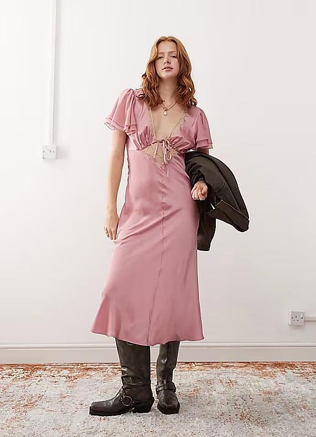 Imagen - Vestido lencero rosa con botas biker al estilo romance dark
