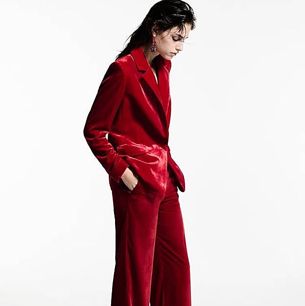 Imagen principal - Traje de terciopelo de Mango (Blazer: 89,99€/ Pantalón: 49,99€)