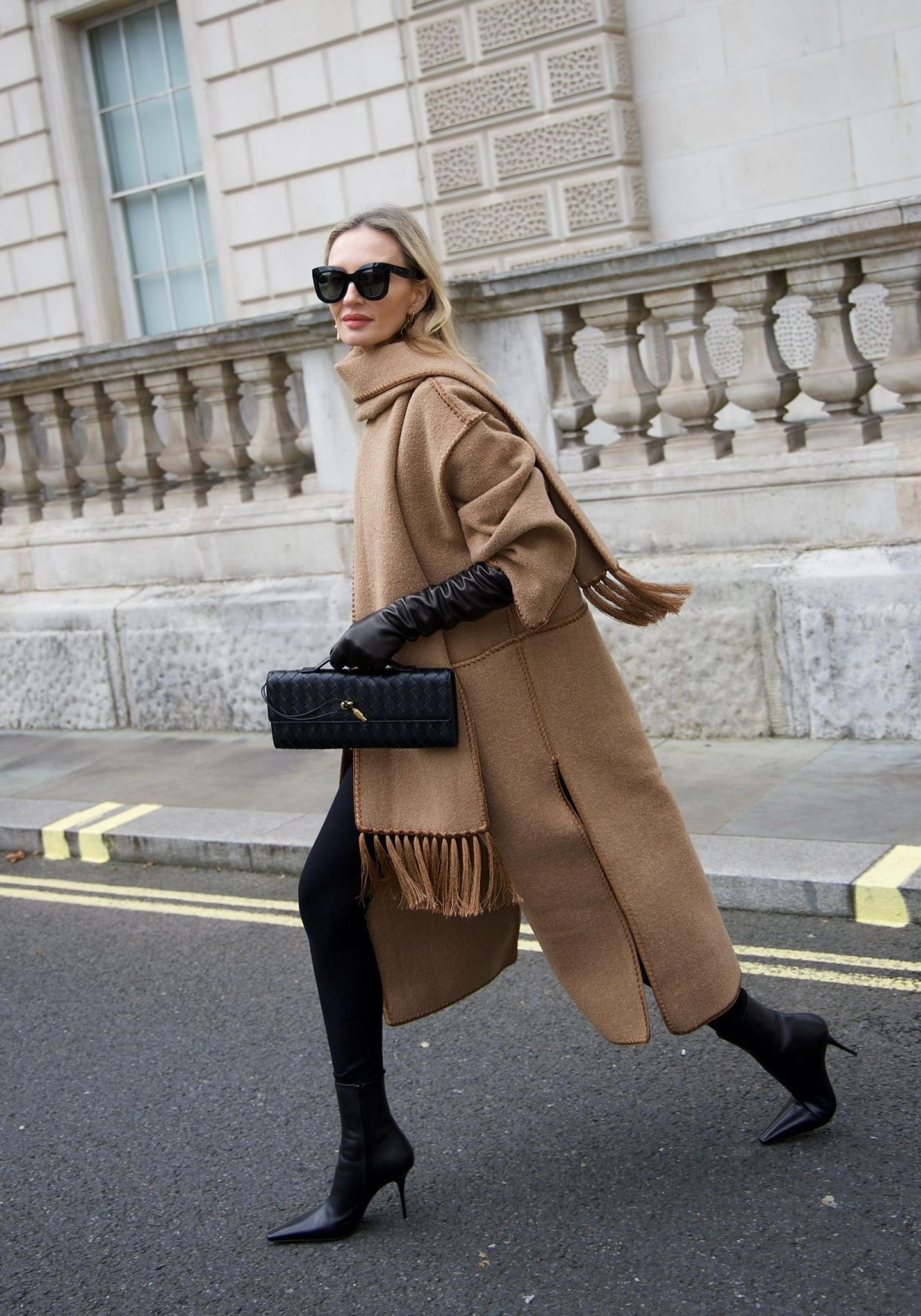 Influencer mayor de 50 años con abrigo bufanda tendencia