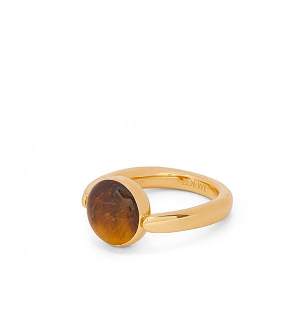 Anillo con piedra de ojo de tigre de Loewe.