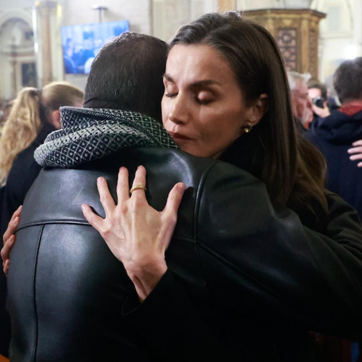 La reina Letizia, durante su encuentro con los familiares de las víctimas de la Dana. 