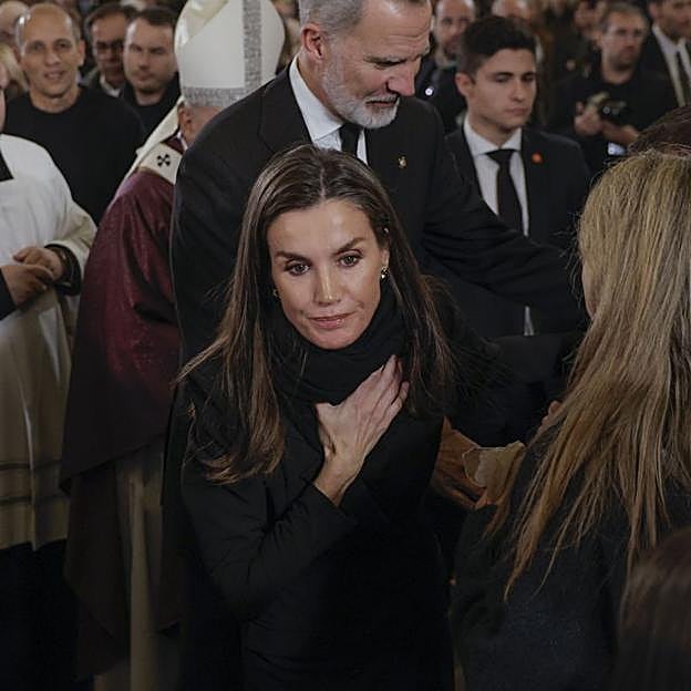 La reina Letizia y el rey Felipe saludando a algunos familiares de víctimas. 