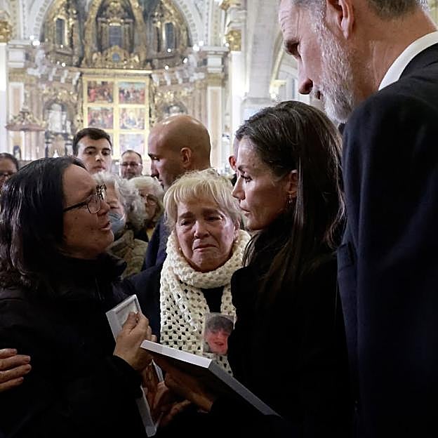 Ya muy cerca de al salida, los reyes Felipe y Letizia se detuvieron largo rato con una persona que llevaba no uno, sino dos retratos de familiares fallecidos. 